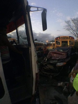 Bus pierde el control y destruye varios vehículos en San Pedro Sula