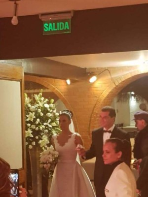 Elvin Santos contrae matrimonio con Marcela Montaño