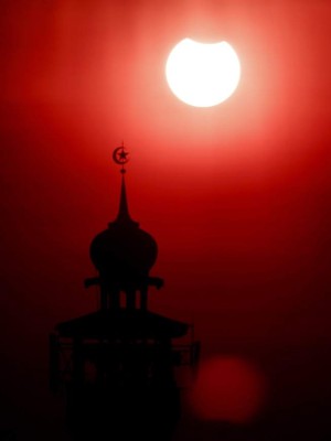 Eclipse que inició el miércoles y acabó un día antes asombra a Indonesia