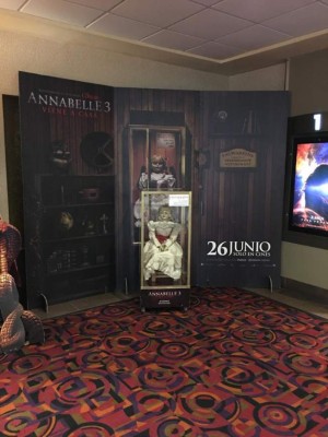 La muñeca exhibida en las salas de cine de la ciudad.