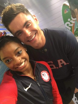 Zac Efron da tremenda sorpresa a la gimnasta Simone Biles