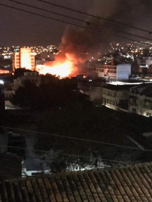 Incendio consume hotel Caxa Real y varios negocios en el centro de Tegucigalpa