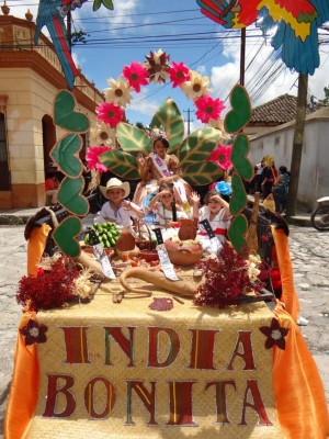 Escolares hondureños contagian con su civismo en desfiles patrios