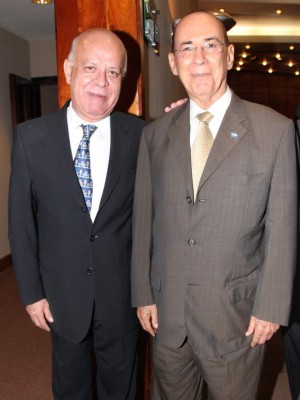 Ricardo Agurcia Fasquelle recibe premio del BCH