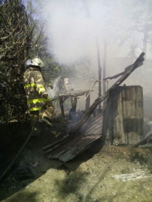 Incendio deja a una familia sin vivienda en Santa Cruz de Yojoa