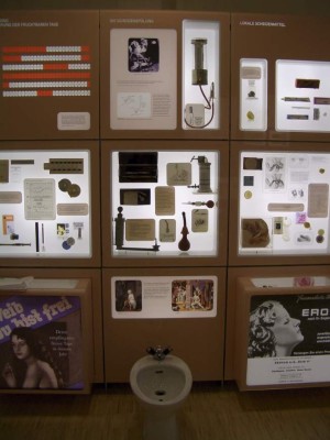 GRA177. VIENA, 16/07/2017.- Fotografía facilitada por el 'Museo de la Anticoncepción y la Interrupción del embarazo' de Viena, el único del mundo dedicado exclusivamente a este tema,y que muestra al público los diferentes métodos anticonceptivos y de interrupción del embarazo que han existido en la historia. EFE/***SOLO USO EDITORIAL***