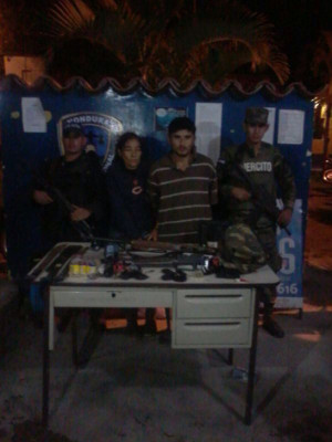 Capturan a pareja que asaltaba camiones