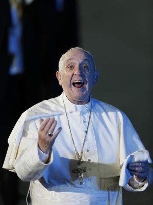 MEX58. CIUDAD DE MÉXICO (MÉXICO), 12/02/2016.- El papa Francisco saluda a su llegada hoy, viernes 12 de febrero de 2016, en el hangar presidencial del Aeropuerto Internacional de Ciudad de México (México). Francisco visitará cuatro estados mexicanos como parte de su primer viaje como papa a México, entre el 12 y el 17 de febrero de 2016. EFE/José Méndez