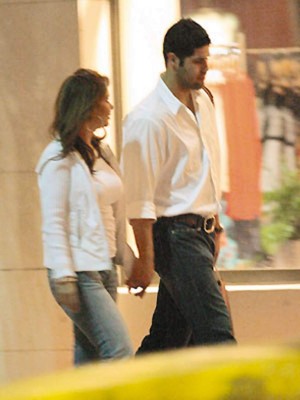 Myrka y su esposo, de compras y enamorados