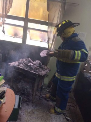 Incendio consume papelería de la Regional de Salud en Copán