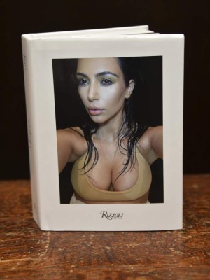 Abuchean a Kim Kardashian por usar pieles de animales