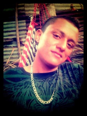 Frente a varios clientes asesinan a dueño de pollera y a uno de sus amigos