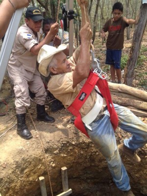 El momento cuando Anastacio Sorto (63) recibía el apoyo del Cuerpo de Bomberos.