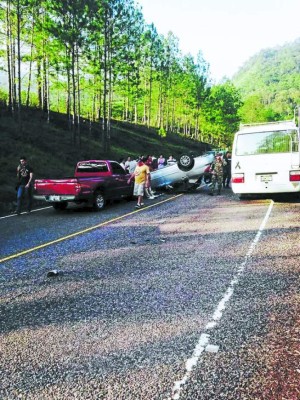 Profesor muere al accidentarse su carro