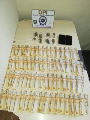 Lo capturan con supuesta marihuana y dinero