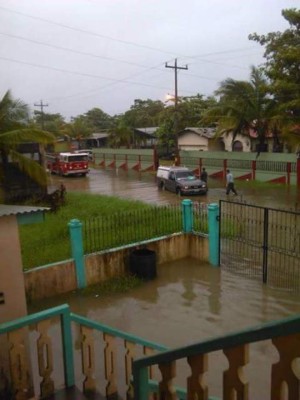 Fuertes lluvias inundan principales calles de Puerto Cortés