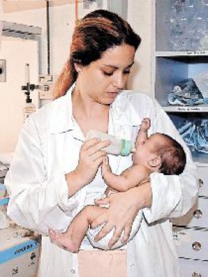 Encuentran viva a bebé flotando en lago