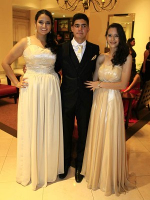 Amena velada juvenil por graduados de la New Horizon