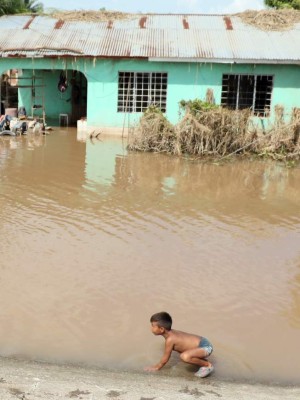 TEG 000.- OMONITA (HONDURAS) 3/12/2020.- Fotografía del 30 de noviembre de 2020 de un niño que juega en aguas estancadas dejadas por las inundaciones causadas por las tormentas tropicales Eta y Iota en la comunidad de Omonita al norte de Honduras. Muchos niños de familias damnificadas en el norte de Honduras se bañan en aguas pestilentes, aún estancadas, de las severas inundaciones que en marzo dejaron las tormentas tropicales. EFE/Germán Reyes