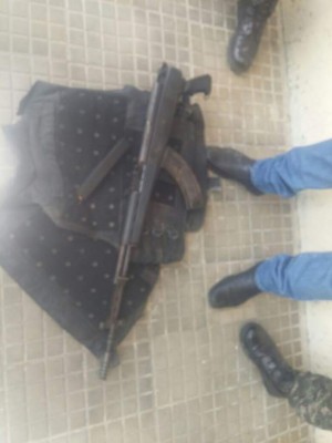 Detienen a hombre que intimidaba a votantes con AK-47