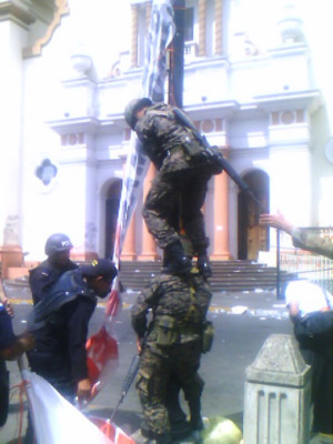 Tropas y policía recupera el control del centro