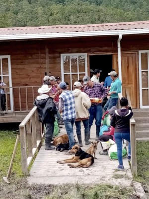 Hasta 12 horas caminan para huir de los deslizamientos en Celaque