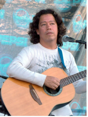 'Bajo el almendro... junto al volcán” al teatro