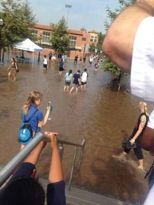 Se inunda el campus y universitarios le sacan provecho