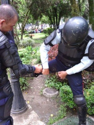 Venezolanos se defienden con bombas de excremento ante la represión