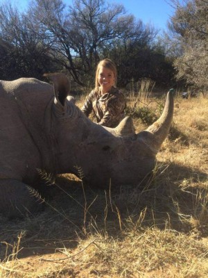 Facebook retira fotos de la cazadora de animales