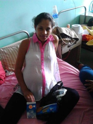 Johana Anariba, madre de las siamesas, cuando ingreso al Mario Rivas hace 26 días.