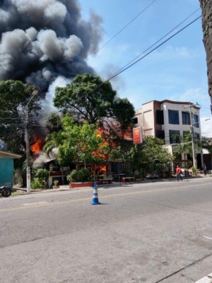 Incendio consume centenaria casa en La Ceiba