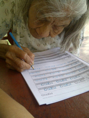 Mujer de 91 años aprende a leer y otra de 72 se gradúa de sexto