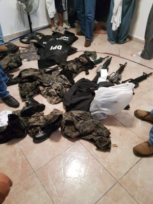 En lujosa mansión vivían cabecillas de 18, les hallan cinco fusiles de guerra