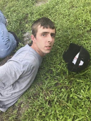 j1 FLORIDA (ESTADOS UNIDOS), 02/08/2017.- Fotografía facilitada hoy, 2 de agosto de 2017, por la Oficina del Sheriff del condado de Walker, del preso Brady Andrew Kilpatrick, mientras es capturado en Martin County, Florida, Estados Unidos. Las autoridades en Florida han capturado al último de los doce presos que se habían fugado el pasado domingo de una cárcel de Alabama con la ayuda de mantequilla de cacahuete. Kilpatrick, el último de los fugados, fue detenido este martes al norte de West Palm Beach, a más de 700 millas de la cárcel del condado de Walker de la que se fugó. EFE/OFICINA DEL SHERIFF DEL CONDADO DE WALKER -- MEJOR CALIDAD DISPONIBLE/SÓLO USO EDITORIAL/NO VENTAS