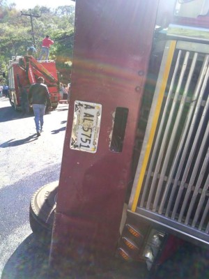 Fatal accidente entre rastra y varios vehículos deja al menos dos muertos