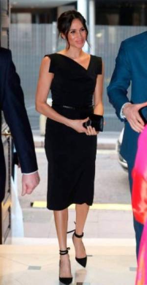 La duquesa escogió un atemporal vestido negro 'Jackie O Dress', de escote asimétrico y falda lápiz, firmado por Black Halo Style, para asistir a una recepción de la Commonwealth el pasado abril.