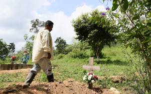 Efraín Mendoza recuerda con mucho dolor en el cementerio la pérdida de su hermano Marcelino, quien murió supuestamente a manos de su hijo en una finca de cacao.