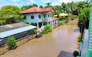 Unos 400 pobladores de estas comunidades están en albergues esperando que el nivel del agua disminuya para volver a sus hogares; no obstante, hay preocupación porque las lluvias fuertes han continuado en la zona.