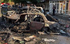 La policía se encuentran cerca de los restos de un automóvil después de un ataque ruso en Kostyantynivka, en la región oriental de Donetsk, en Ucrania.