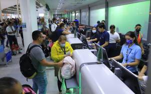Decenas de viajeros llegan al aeropuerto Ramon Villeda Morales de San Pedro Sula rumbo a Europa, los vuelos de la aerolínea Air Europa salen dos veces a la semana.