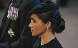 Meghan usó un par de aretes que le regaló la reina Isabel II en el único evento en el que participó junto a la monarca en 2018.