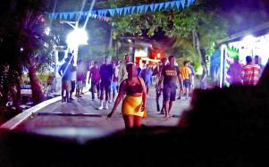 Algunas mujeres salen de sus trabajos comunes para ofrecer sus servicios a turistas que las visitan.