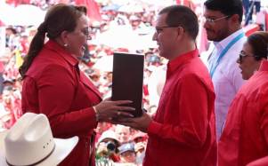 La condecoración al presidente venezolano fue entregada al ministro venezolano de Comunas y Movimientos Sociales, Jorge Arreaza, quien viajó en representación de Maduro en el segundo aniversario del Gobierno de Xiomara Castro en Honduras.