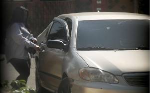 “Fabiola”, joven que brinda servicios VIP, ingresando al vehículo contratado por la casa de masajes luego de permanecer una hora en la habitación del motel.