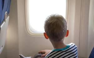 Menor de edad viajando en un avión.