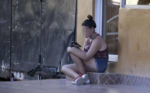 “Paola” tiene una niña y a sus 35 años asegura que no ha podido encontrar otra fuente de empleo que le permita salir adelante junto a su familia.