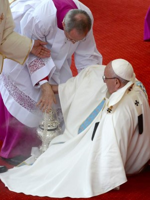 Papa Francisco sufre caída en misa del santuario de Polonia