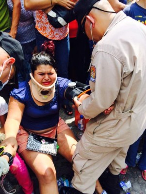 Mujer atropella a 8 personas en desfile de caballos