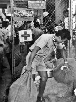 Un voluntario de la Cruz Roja recibe a los salvadoreños que llegan refugiados desde Honduras durante al Guerra de las 100 horas. Foto/ AFP